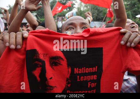 Aung San Suu Kyi et les partisans de la Ligue nationale pour la démocratie (NLD) célèbrent leur victoire lors des élections parlementaires en dehors du siège du parti le 1er avril 2012 à Yangon, au Myanmar. Des milliers de personnes d'une extraordinaire variété de races, d'âges et d'arrière-plan social ont regardé les résultats sur un grand écran avec le son fort de Rapp et Hip Hop chansons pour célébrer pour la première fois une élection démocratique. Photo de Christophe Lovigny/ABACAPRESS.COM Banque D'Images