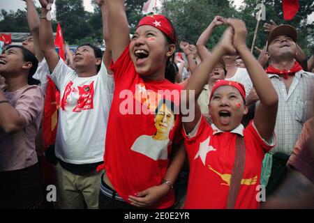 Aung San Suu Kyi et les partisans de la Ligue nationale pour la démocratie (NLD) célèbrent leur victoire lors des élections parlementaires en dehors du siège du parti le 1er avril 2012 à Yangon, au Myanmar. Des milliers de personnes d'une extraordinaire variété de races, d'âges et d'arrière-plan social ont regardé les résultats sur un grand écran avec le son fort de Rapp et Hip Hop chansons pour célébrer pour la première fois une élection démocratique. Photo de Christophe Lovigny/ABACAPRESS.COM Banque D'Images