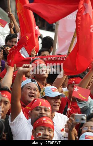 Aung San Suu Kyi et les partisans de la Ligue nationale pour la démocratie (NLD) célèbrent leur victoire lors des élections parlementaires en dehors du siège du parti le 1er avril 2012 à Yangon, au Myanmar. Des milliers de personnes d'une extraordinaire variété de races, d'âges et d'arrière-plan social ont regardé les résultats sur un grand écran avec le son fort de Rapp et Hip Hop chansons pour célébrer pour la première fois une élection démocratique. Photo de Christophe Lovigny/ABACAPRESS.COM Banque D'Images