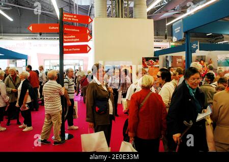 Atmosphère à la foire annuelle des aînés 2012 qui se tient au Parc des Expositions-porte de Versailles à Paris, France, le 30 mars 2012. Avec plus de 250 exposants, la foire est l'occasion pour les personnes âgées de découvrir des cours, des ateliers, des conférences, des produits et des idées qui amélioreront leur qualité de vie et ouvriront de nouvelles possibilités pour une retraite active. Photo d'Alain Apaydin/ABACAPRESS.COM Banque D'Images