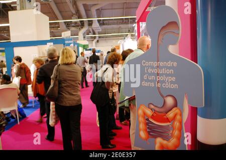 Atmosphère à la foire annuelle des aînés 2012 qui se tient au Parc des Expositions-porte de Versailles à Paris, France, le 30 mars 2012. Avec plus de 250 exposants, la foire est l'occasion pour les personnes âgées de découvrir des cours, des ateliers, des conférences, des produits et des idées qui amélioreront leur qualité de vie et ouvriront de nouvelles possibilités pour une retraite active. Photo d'Alain Apaydin/ABACAPRESS.COM Banque D'Images