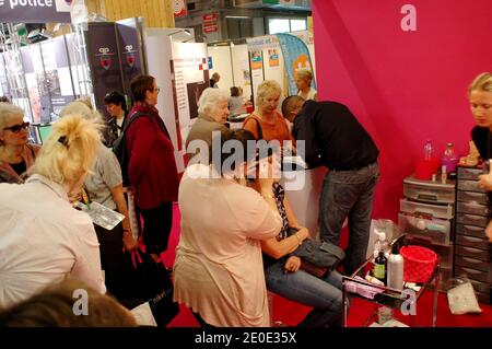 Atmosphère à la foire annuelle des aînés 2012 qui se tient au Parc des Expositions-porte de Versailles à Paris, France, le 30 mars 2012. Avec plus de 250 exposants, la foire est l'occasion pour les personnes âgées de découvrir des cours, des ateliers, des conférences, des produits et des idées qui amélioreront leur qualité de vie et ouvriront de nouvelles possibilités pour une retraite active. Photo d'Alain Apaydin/ABACAPRESS.COM Banque D'Images