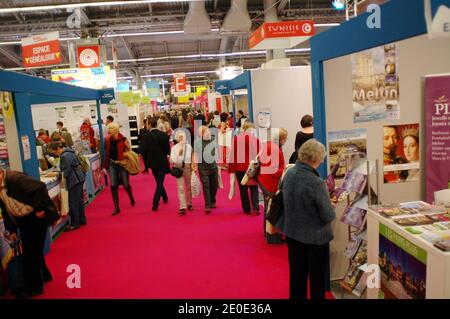 Atmosphère à la foire annuelle des aînés 2012 qui se tient au Parc des Expositions-porte de Versailles à Paris, France, le 30 mars 2012. Avec plus de 250 exposants, la foire est l'occasion pour les personnes âgées de découvrir des cours, des ateliers, des conférences, des produits et des idées qui amélioreront leur qualité de vie et ouvriront de nouvelles possibilités pour une retraite active. Photo d'Alain Apaydin/ABACAPRESS.COM Banque D'Images