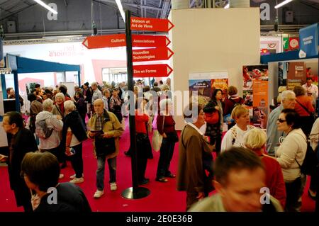 Atmosphère à la foire annuelle des aînés 2012 qui se tient au Parc des Expositions-porte de Versailles à Paris, France, le 30 mars 2012. Avec plus de 250 exposants, la foire est l'occasion pour les personnes âgées de découvrir des cours, des ateliers, des conférences, des produits et des idées qui amélioreront leur qualité de vie et ouvriront de nouvelles possibilités pour une retraite active. Photo d'Alain Apaydin/ABACAPRESS.COM Banque D'Images