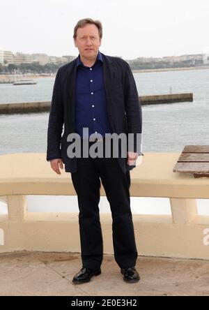 Neil Dudgeon pose pour le photocall 'meurtres de l'hommes' ('inspecteur Barnaby') dans le cadre de MIP TV 2012 à Majestic Beach à Cannes, France, le 2 avril 2012. Photo de Giancarlo Gorassini/ABACAPRESS.COM Banque D'Images