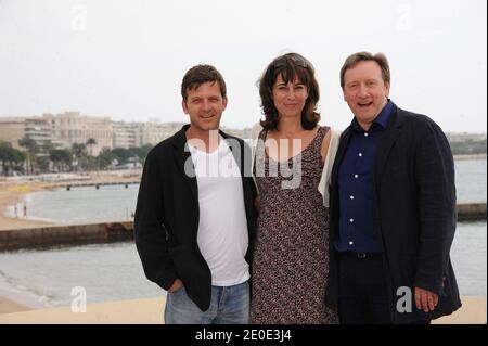 Jason Hughes, Fiona Dolman et Neil Dudgeon posent pour le photocall 'meurtre d'un joueurs' ('inspecteur Barnaby') dans le cadre de MIP TV 2012 à Majestic Beach à Cannes, France, le 2 avril 2012. Photo de Giancarlo Gorassini/ABACAPRESS.COM Banque D'Images