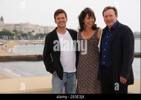 Jason Hughes, Fiona Dolman et Neil Dudgeon posent pour le photocall 'meurtre d'un joueurs' ('inspecteur Barnaby') dans le cadre de MIP TV 2012 à Majestic Beach à Cannes, France, le 2 avril 2012. Photo de Giancarlo Gorassini/ABACAPRESS.COM Banque D'Images