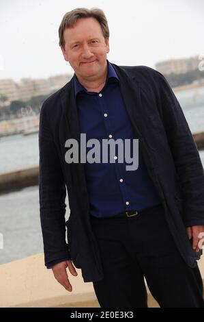 Neil Dudgeon pose pour le photocall 'meurtres de l'hommes' ('inspecteur Barnaby') dans le cadre de MIP TV 2012 à Majestic Beach à Cannes, France, le 2 avril 2012. Photo de Giancarlo Gorassini/ABACAPRESS.COM Banque D'Images