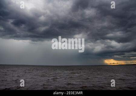 Un orage se déplaçant au-dessus du lac Monroe en Floride. Banque D'Images