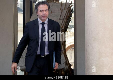 Le ministre français de l'éducation, Luc Chatel, quitte le conseil de cabinet hebdomadaire à l'Elysée Palace à Paris, en France, le 03 avril 2012. Photo de Stephane Lemouton/ABACAPRESS.COM Banque D'Images