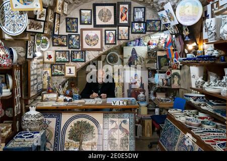 Jérusalem, Israël - 17 décembre 2020 : un artiste arménien de la céramique, travaillant dans son magasin de studio dans le quartier arménien de la vieille Jérusalem. Banque D'Images