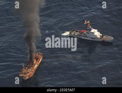 Le navire de pêche japonais rYou-un Maru dérive vers le nord-ouest à environ 164 milles (264 km) au sud-ouest de l'île Baranof, en Alaska, le 4 avril 2012. La Garde côtière américaine se prépare à couler un bateau de pêche japonais, selon les médias du 5 avril 2012. L'USCG a estimé que le navire, qui aurait dérivé après le tremblement de terre de mars 11 2011, a un tsunami. Un danger pour le transport maritime. Distribuez la photo par US Coast Guard/ABACAPRESS.COM Banque D'Images