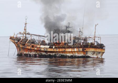 Le navire de pêche japonais rYou-un Maru dérive vers le nord-ouest à environ 164 milles (264 km) au sud-ouest de l'île Baranof, en Alaska, le 4 avril 2012. La Garde côtière américaine se prépare à couler un bateau de pêche japonais, selon les médias du 5 avril 2012. L'USCG a estimé que le navire, qui aurait dérivé après le tremblement de terre de mars 11 2011, a un tsunami. Un danger pour le transport maritime. Distribuez la photo par US Coast Guard/ABACAPRESS.COM Banque D'Images