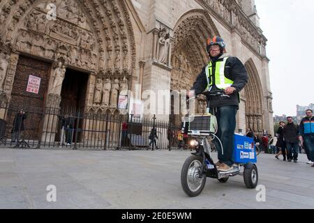 Le Français Pierre Lefranc conduit le scooter à hydrogène Bekane H2 qu'il a inventé, à Paris, en France, le 5 avril 2012. Le Bekane H2 est alimenté par une pile à combustible alimentée par une bouteille d'hydrogène de 18 litres. Lefranc a couvert un record mondial de 365 km avec une bouteille. Photo de Pascal Parrot/ABACAPRESS.COM Banque D'Images