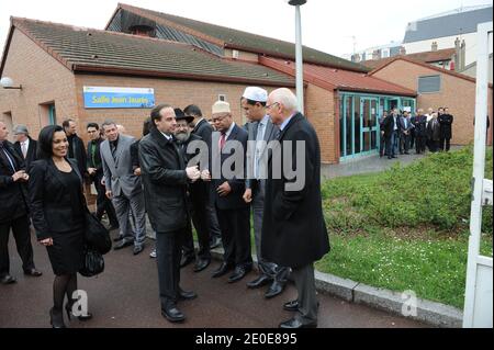 Salima SAA et le maire de Drancy Jean-Christophe Lagarde parlent avec l'Imam de Drancy, Hassen Chalghoumi devant le président en exercice français et le candidat de l'Union pour un mouvement populaire (UMP) à l'élection présidentielle française de 2012 Nicolas Sarkozy avant de rencontre les dirigeants religieux locaux à Drancy, en dehors de Paris, en France, le 10 avril, 2012 dans le cadre d'une visite de campagne. Photo de Mousse/ABACAPRESS.COM Banque D'Images