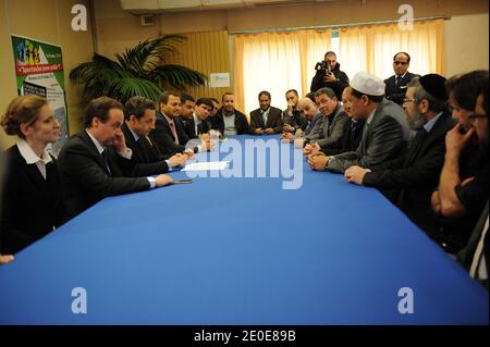 Président français sortant et candidat de l'Union pour un mouvement populaire (UMP) à l'élection présidentielle française de 2012 Nicolas Sarkozy flanqué par le candidat du parti au pouvoir de l'UMP pour l'élection présidentielle de 2012 Nathalie Kosciusko-Morizet, porte-parole de Nicolas Sarkozy et maire de Drancy Jean-Christophe Lagarde rencontre les chefs religieux locaux Imam of Drancy, Hassen Chalghoumi à Drancy, à l'extérieur de Paris, en France, le 10 avril 2012 dans le cadre d'une visite de campagne. Photo de Mousse/ABACAPRESS.COM Banque D'Images