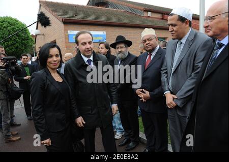 Salima SAA et le maire de Drancy Jean-Christophe Lagarde parlent avec l'Imam de Drancy, Hassen Chalghoumi devant le président en exercice français et le candidat de l'Union pour un mouvement populaire (UMP) à l'élection présidentielle française de 2012 Nicolas Sarkozy avant de rencontre les dirigeants religieux locaux à Drancy, en dehors de Paris, en France, le 10 avril, 2012 dans le cadre d'une visite de campagne. Photo de Mousse/ABACAPRESS.COM Banque D'Images