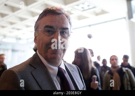 Le PDG français de Goedis, Pierre Blayau, une branche logistique de la SNCF, attend devant le tribunal de Nanterre, devant Paris, le 10 avril 2012, avant une audition sur Geodis BID de prendre la relève de la société française de transport de marchandises Sernam, qui a récemment été mise sous séquestre. Sernam, qui est une ancienne succursale de l'opérateur ferroviaire SNCF d'État français, emploie 1.600 personnes. Photo de Stephane Lemouton/ABACAPRESS.COM Banque D'Images