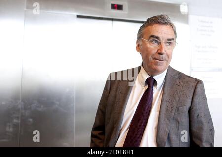 Le PDG français de Goedis, Pierre Blayau, une branche logistique de la SNCF, attend devant le tribunal de Nanterre, devant Paris, le 10 avril 2012, avant une audition sur Geodis BID de prendre la relève de la société française de transport de marchandises Sernam, qui a récemment été mise sous séquestre. Sernam, qui est une ancienne succursale de l'opérateur ferroviaire SNCF d'État français, emploie 1.600 personnes. Photo de Stephane Lemouton/ABACAPRESS.COM Banque D'Images