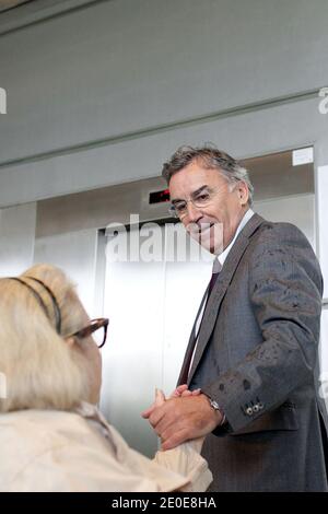 Le PDG français de Goedis, Pierre Blayau, une branche logistique de la SNCF, salue une femme lorsqu'il arrive au tribunal de Nanterre, en dehors de Paris, le 10 avril 2012, avant une audience sur la tentative de Geodis de prendre la relève de la société française de transport de marchandises Sernam, qui a récemment été mise sous séquestre. Sernam, qui est une ancienne succursale de l'opérateur ferroviaire SNCF d'État français, emploie 1.600 personnes. Photo de Stephane Lemouton/ABACAPRESS.COM Banque D'Images