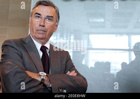 Le PDG français de Goedis, Pierre Blayau, une branche logistique de la SNCF, attend devant le tribunal de Nanterre, devant Paris, le 10 avril 2012, avant une audition sur Geodis BID de prendre la relève de la société française de transport de marchandises Sernam, qui a récemment été mise sous séquestre. Sernam, qui est une ancienne succursale de l'opérateur ferroviaire SNCF d'État français, emploie 1.600 personnes. Photo de Stephane Lemouton/ABACAPRESS.COM Banque D'Images