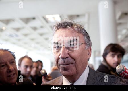 Le PDG français de Goedis, Pierre Blayau, une branche logistique de la SNCF, attend devant le tribunal de Nanterre, devant Paris, le 10 avril 2012, avant une audition sur Geodis BID de prendre la relève de la société française de transport de marchandises Sernam, qui a récemment été mise sous séquestre. Sernam, qui est une ancienne succursale de l'opérateur ferroviaire SNCF d'État français, emploie 1.600 personnes. Photo de Stephane Lemouton/ABACAPRESS.COM Banque D'Images