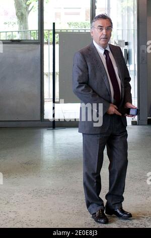 Le PDG français de Goedis, Pierre Blayau, une branche logistique de la SNCF, arrive au tribunal de Nanterre, en dehors de Paris, le 10 avril 2012, avant une audition sur Geodis BID de prendre la relève de la société française de transport de marchandises Sernam, qui a récemment été mise sous séquestre. Sernam, qui est une ancienne succursale de l'opérateur ferroviaire SNCF d'État français, emploie 1.600 personnes. Photo de Stephane Lemouton/ABACAPRESS.COM Banque D'Images