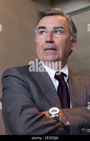 Le PDG français de Goedis, Pierre Blayau, une branche logistique de la SNCF, attend devant le tribunal de Nanterre, devant Paris, le 10 avril 2012, avant une audition sur Geodis BID de prendre la relève de la société française de transport de marchandises Sernam, qui a récemment été mise sous séquestre. Sernam, qui est une ancienne succursale de l'opérateur ferroviaire SNCF d'État français, emploie 1.600 personnes. Photo de Stephane Lemouton/ABACAPRESS.COM Banque D'Images