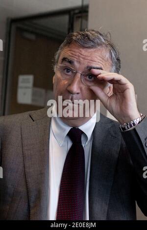 Le PDG français de Goedis, Pierre Blayau, une branche logistique de la SNCF, attend devant le tribunal de Nanterre, devant Paris, le 10 avril 2012, avant une audition sur Geodis BID de prendre la relève de la société française de transport de marchandises Sernam, qui a récemment été mise sous séquestre. Sernam, qui est une ancienne succursale de l'opérateur ferroviaire SNCF d'État français, emploie 1.600 personnes. Photo de Stephane Lemouton/ABACAPRESS.COM Banque D'Images