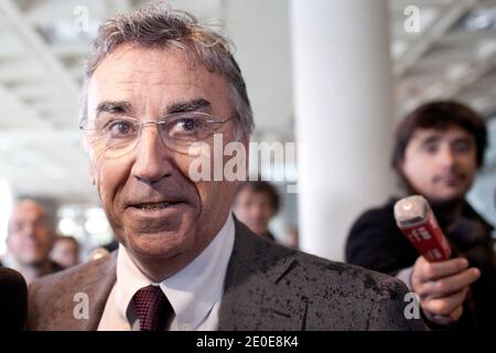 Le PDG français de Goedis, Pierre Blayau, une branche logistique de la SNCF, attend devant le tribunal de Nanterre, devant Paris, le 10 avril 2012, avant une audition sur Geodis BID de prendre la relève de la société française de transport de marchandises Sernam, qui a récemment été mise sous séquestre. Sernam, qui est une ancienne succursale de l'opérateur ferroviaire SNCF d'État français, emploie 1.600 personnes. Photo de Stephane Lemouton/ABACAPRESS.COM Banque D'Images