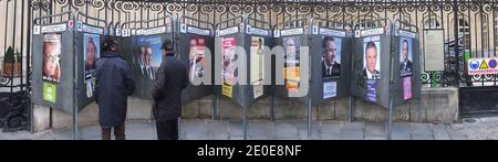 Affiches de campagne des candidats à l'élection présidentielle française de 2012 à Paris, en France, le 11 avril 2012. Photo de Mousse/ABACAPRESS.COM Banque D'Images