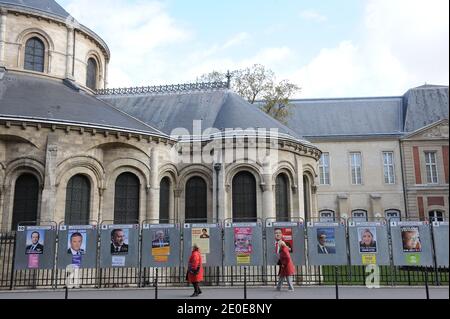Affiches de campagne des candidats à l'élection présidentielle française de 2012 à Paris, en France, le 11 avril 2012. Photo de Mousse/ABACAPRESS.COM Banque D'Images