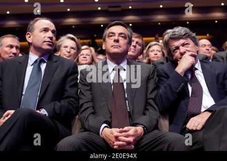 Le Premier ministre français François Fillon (C), le secrétaire général du parti au pouvoir de droite de l'UMP, Jean-François COPE (L), et le président du Parti radical, Jean-Louis Borloo écoutent le président sortant et le candidat de l'UMP pour l'élection présidentielle de 2012, Nicolas Sarkozy, qui prononcera un discours devant les membres du Parlement de l'UMP lors d'une réunion de campagne, à Paris, en France, Le 11 avril 2012. Photo de Stephane Lemouton/ABACAPRESS.COM Banque D'Images