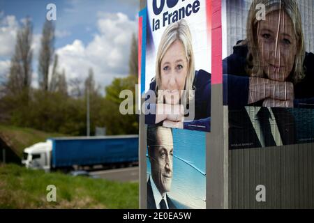 Des affiches de campagne de la candidate d'extrême-droite Marine le Pen et du président sortant Nicolas Sarkozy sont visibles dans la ville de Senlis, au nord-est de Paris, le 13 avril 2012. Photo de Stephane Lemouton/ABACAPRESS.COM Banque D'Images