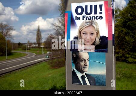 Des affiches de campagne de la candidate d'extrême-droite Marine le Pen et du président sortant Nicolas Sarkozy sont visibles dans la ville de Senlis, au nord-est de Paris, le 13 avril 2012. Photo de Stephane Lemouton/ABACAPRESS.COM Banque D'Images