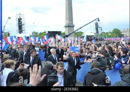 Le candidat du président sortant français et du parti au pouvoir de l'UMP pour l'élection présidentielle de 2012, Nicolas Sarkozy, est photographié lors de sa réunion de campagne qui s'est tenue à la place de la Concorde, à Paris, en France, le 15 avril 2012. Photo de Christophe Guibbbaud/ABACAPRESS.COM Banque D'Images