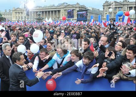 Le candidat du président sortant français et du parti au pouvoir de l'UMP pour l'élection présidentielle de 2012, Nicolas Sarkozy, est photographié lors de sa réunion de campagne qui s'est tenue à la place de la Concorde, à Paris, en France, le 15 avril 2012. Photo de Christophe Guibbbaud/ABACAPRESS.COM Banque D'Images