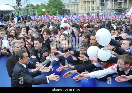 Le candidat du président sortant français et du parti au pouvoir de l'UMP pour l'élection présidentielle de 2012, Nicolas Sarkozy, est photographié lors de sa réunion de campagne qui s'est tenue à la place de la Concorde, à Paris, en France, le 15 avril 2012. Photo de Christophe Guibbbaud/ABACAPRESS.COM Banque D'Images