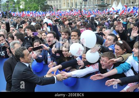 Le candidat du président sortant français et du parti au pouvoir de l'UMP pour l'élection présidentielle de 2012, Nicolas Sarkozy, est photographié lors de sa réunion de campagne qui s'est tenue à la place de la Concorde, à Paris, en France, le 15 avril 2012. Photo de Christophe Guibbbaud/ABACAPRESS.COM Banque D'Images