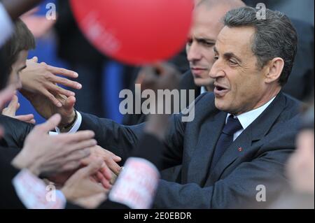 Le candidat du président sortant français et du parti au pouvoir de l'UMP pour l'élection présidentielle de 2012, Nicolas Sarkozy, est photographié lors de sa réunion de campagne qui s'est tenue à la place de la Concorde, à Paris, en France, le 15 avril 2012. Photo de Christophe Guibbbaud/ABACAPRESS.COM Banque D'Images