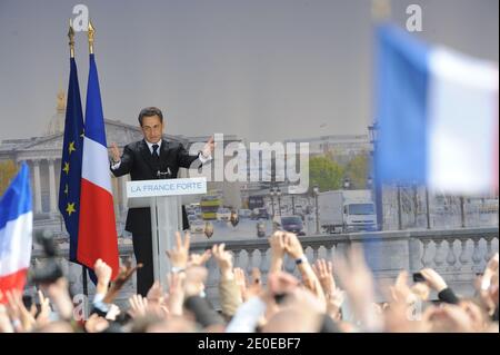 Le président sortant français et le candidat du parti au pouvoir de l'UMP pour l'élection présidentielle de 2012 Nicolas Sarkozy prononce un discours lors de sa réunion de campagne qui s'est tenue à la place de la Concorde, à Paris, en France, le 15 avril 2012. Photo de Mousse/ABACAPRESS.COM Banque D'Images