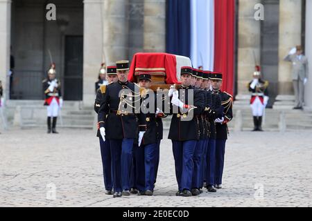 Atmosphère au cours de la cérémonie en hommage à la résistance française Raymond Aubrac aux Invalides à Paris, France le 16 avril 2012, décédé le 11 avril à l'âge de 97 ans. Impliqué dans la politique de gauche avant la guerre, Aubrac, et sa femme Lucie, qui mourut en 2007 à l'âge de 94 ans, formèrent l'un des premiers groupes souterrains à résister à l'occupation nazie de la France -- libération Sud -- à Lyon en 1940. Aubrac est né Raymond Samuel dans une famille juive le 31 juillet 1914 dans la région nord-est de la haute-Saône et a étudié l'ingénierie en France et aux États-Unis. Photo de Thierry Chesnot/Pool/ABACAPRESS.COM Banque D'Images