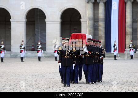 Atmosphère au cours de la cérémonie en hommage à la résistance française Raymond Aubrac aux Invalides à Paris, France le 16 avril 2012, décédé le 11 avril à l'âge de 97 ans. Impliqué dans la politique de gauche avant la guerre, Aubrac, et sa femme Lucie, qui mourut en 2007 à l'âge de 94 ans, formèrent l'un des premiers groupes souterrains à résister à l'occupation nazie de la France -- libération Sud -- à Lyon en 1940. Aubrac est né Raymond Samuel dans une famille juive le 31 juillet 1914 dans la région nord-est de la haute-Saône et a étudié l'ingénierie en France et aux États-Unis. Photo de Thierry Chesnot/Pool/ABACAPRESS.COM Banque D'Images