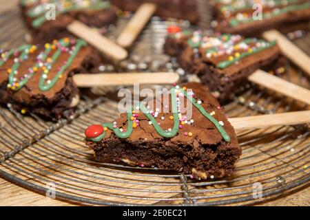 Un brownie au chocolat en forme d'arbre de Noël, gâteries festives Banque D'Images