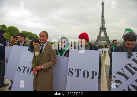 Le maire de Paris, Bertrand Delanoe, se joint à l'événement « vague Blanche » ou « vague blanche », disant « Stop » à la violence en Syrie au Trocadéro, à Paris, en France, le 17 avril 2012. Photo par Ammar Abd Rabbo/ABACAPRESS.COM Banque D'Images