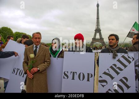 Le maire de Paris, Bertrand Delanoe, se joint à l'événement « vague Blanche » ou « vague blanche », disant « Stop » à la violence en Syrie au Trocadéro, à Paris, en France, le 17 avril 2012. Photo par Ammar Abd Rabbo/ABACAPRESS.COM Banque D'Images