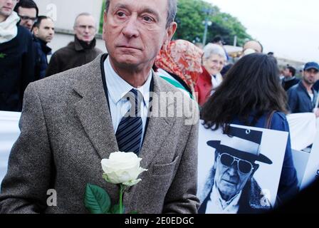 Le maire de Paris, Bertrand Delanoe, se joint à l'événement « vague Blanche » ou « vague blanche », disant « Stop » à la violence en Syrie au Trocadéro, à Paris, en France, le 17 avril 2012. Photo de Marella Barrera/ABACAPRESS.COM Banque D'Images