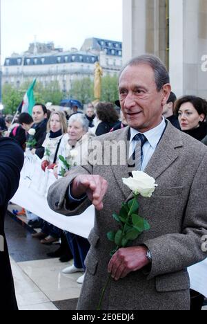 Le maire de Paris, Bertrand Delanoe, se joint à l'événement « vague Blanche » ou « vague blanche », disant « Stop » à la violence en Syrie au Trocadéro, à Paris, en France, le 17 avril 2012. Photo de Marella Barrera/ABACAPRESS.COM Banque D'Images