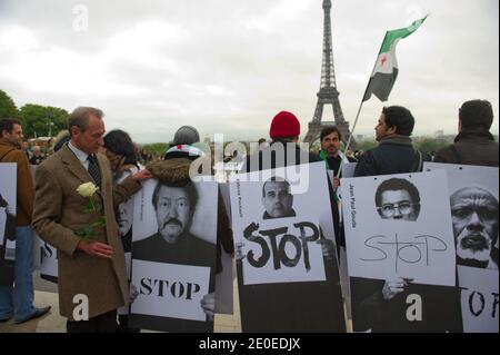 Le maire de Paris, Bertrand Delanoe, se joint à l'événement « vague Blanche » ou « vague blanche », disant « Stop » à la violence en Syrie au Trocadéro, à Paris, en France, le 17 avril 2012. Photo par Ammar Abd Rabbo/ABACAPRESS.COM Banque D'Images
