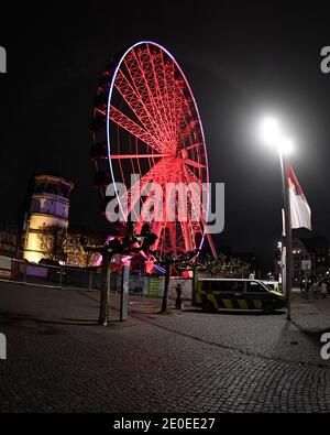 Düsseldorf, Allemagne. 31 décembre 2020. La place Burgplatz dans la vieille ville est déserte. Là où il y a habituellement beaucoup de gens sur la route, c'est calme à cause des mesures contre le coronavirus au début de l'année. Credit: Roberto Pfeil/dpa/Alay Live News Banque D'Images